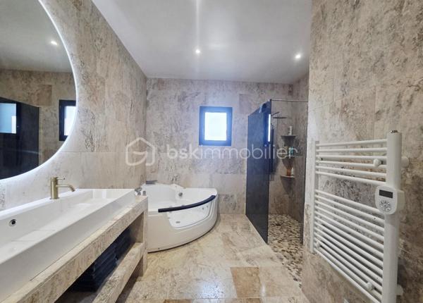 🏡✨ COUP DE CŒUR ASSURÉ ! Magnifique maison de plain-pied avec piscine, jacuzzi 

🌿 Vous rêvez d'un cadre de vie paisible, d'espaces généreux et d'un extérieur conçu pour profiter pleinement des beaux jours ? Cette superbe maison est faite pour vous !

☀️ Dès l'entrée, laissez-vous séduire par une vaste pièce de vie baignée de lumière grâce à ses grandes ouvertures. La cuisine moderne, entièrement équipée et ouverte sur le séjour, crée un espace convivial et chaleureux pour toute la famille.

🚪 Une magnifique baie vitrée à galandage s'ouvre sur une grande terrasse couverte, véritable prolongement de la maison, idéale pour recevoir en toute saison.

🌴 À l'extérieur, tout a été pensé pour votre bien-être : 🏊 Piscine avec dôme de sécurité
💦 Jacuzzi

🍹 Cuisine d'été
🌳 Magnifique jardin arboré et soigneusement entretenu
☀️ Espaces de détente et de convivialité

📦 Côté pratique, vous bénéficierez d'un grand cellier ainsi que d'une pièce indépendante de 35 m², entièrement isolée et carrelée avec grande baie vitrée. Un espace idéal pour une activité professionnelle, une salle de sport, un atelier ou une salle de jeux ou chambre.

🛏️ L'espace nuit comprend : ✔️ 3 belles chambres avec placards (10 m², 15 m² et 18 m²) ✔️ Une spacieuse salle de bains avec douche, baignoire, double vasque et sèche-serviettes.

🚗 Les prestations extérieures complètent parfaitement l'ensemble : ✔️ Garage avec portail motorisé ✔️ Bâtiment annexe pour abriter plusieurs véhicules ✔️ Grande cour permettant de stationner de nombreux véhicules ✔️ Portail électrique ✔️ Parcelle entièrement clôturée

🌡️ Confort moderne : ✅ Pompe à chaleur air/air réversible gainable ✅ Climatisation intégrée ✅ Micro-station ✅ Maison lumineuse et parfaitement entretenue

Une propriété aux volumes généreux, alliant confort, modernité et qualité de vie dans un environnement privilégié.

📞 Une visite s'impose pour découvrir tout le potentiel de ce bien d'exception ! ✨🏡🔑