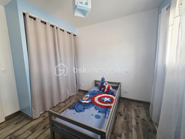 🏡✨ COUP DE CŒUR ASSURÉ ! Magnifique maison de plain-pied avec piscine, jacuzzi 

🌿 Vous rêvez d'un cadre de vie paisible, d'espaces généreux et d'un extérieur conçu pour profiter pleinement des beaux jours ? Cette superbe maison est faite pour vous !

☀️ Dès l'entrée, laissez-vous séduire par une vaste pièce de vie baignée de lumière grâce à ses grandes ouvertures. La cuisine moderne, entièrement équipée et ouverte sur le séjour, crée un espace convivial et chaleureux pour toute la famille.

🚪 Une magnifique baie vitrée à galandage s'ouvre sur une grande terrasse couverte, véritable prolongement de la maison, idéale pour recevoir en toute saison.

🌴 À l'extérieur, tout a été pensé pour votre bien-être : 🏊 Piscine avec dôme de sécurité
💦 Jacuzzi

🍹 Cuisine d'été
🌳 Magnifique jardin arboré et soigneusement entretenu
☀️ Espaces de détente et de convivialité

📦 Côté pratique, vous bénéficierez d'un grand cellier ainsi que d'une pièce indépendante de 35 m², entièrement isolée et carrelée avec grande baie vitrée. Un espace idéal pour une activité professionnelle, une salle de sport, un atelier ou une salle de jeux ou chambre.

🛏️ L'espace nuit comprend : ✔️ 3 belles chambres avec placards (10 m², 15 m² et 18 m²) ✔️ Une spacieuse salle de bains avec douche, baignoire, double vasque et sèche-serviettes.

🚗 Les prestations extérieures complètent parfaitement l'ensemble : ✔️ Garage avec portail motorisé ✔️ Bâtiment annexe pour abriter plusieurs véhicules ✔️ Grande cour permettant de stationner de nombreux véhicules ✔️ Portail électrique ✔️ Parcelle entièrement clôturée

🌡️ Confort moderne : ✅ Pompe à chaleur air/air réversible gainable ✅ Climatisation intégrée ✅ Micro-station ✅ Maison lumineuse et parfaitement entretenue

Une propriété aux volumes généreux, alliant confort, modernité et qualité de vie dans un environnement privilégié.

📞 Une visite s'impose pour découvrir tout le potentiel de ce bien d'exception ! ✨🏡🔑