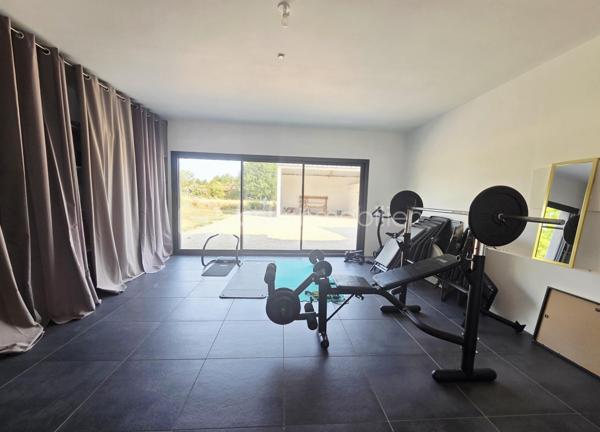 🏡✨ COUP DE CŒUR ASSURÉ ! Magnifique maison de plain-pied avec piscine, jacuzzi 

🌿 Vous rêvez d'un cadre de vie paisible, d'espaces généreux et d'un extérieur conçu pour profiter pleinement des beaux jours ? Cette superbe maison est faite pour vous !

☀️ Dès l'entrée, laissez-vous séduire par une vaste pièce de vie baignée de lumière grâce à ses grandes ouvertures. La cuisine moderne, entièrement équipée et ouverte sur le séjour, crée un espace convivial et chaleureux pour toute la famille.

🚪 Une magnifique baie vitrée à galandage s'ouvre sur une grande terrasse couverte, véritable prolongement de la maison, idéale pour recevoir en toute saison.

🌴 À l'extérieur, tout a été pensé pour votre bien-être : 🏊 Piscine avec dôme de sécurité
💦 Jacuzzi

🍹 Cuisine d'été
🌳 Magnifique jardin arboré et soigneusement entretenu
☀️ Espaces de détente et de convivialité

📦 Côté pratique, vous bénéficierez d'un grand cellier ainsi que d'une pièce indépendante de 35 m², entièrement isolée et carrelée avec grande baie vitrée. Un espace idéal pour une activité professionnelle, une salle de sport, un atelier ou une salle de jeux ou chambre.

🛏️ L'espace nuit comprend : ✔️ 3 belles chambres avec placards (10 m², 15 m² et 18 m²) ✔️ Une spacieuse salle de bains avec douche, baignoire, double vasque et sèche-serviettes.

🚗 Les prestations extérieures complètent parfaitement l'ensemble : ✔️ Garage avec portail motorisé ✔️ Bâtiment annexe pour abriter plusieurs véhicules ✔️ Grande cour permettant de stationner de nombreux véhicules ✔️ Portail électrique ✔️ Parcelle entièrement clôturée

🌡️ Confort moderne : ✅ Pompe à chaleur air/air réversible gainable ✅ Climatisation intégrée ✅ Micro-station ✅ Maison lumineuse et parfaitement entretenue

Une propriété aux volumes généreux, alliant confort, modernité et qualité de vie dans un environnement privilégié.

📞 Une visite s'impose pour découvrir tout le potentiel de ce bien d'exception ! ✨🏡🔑