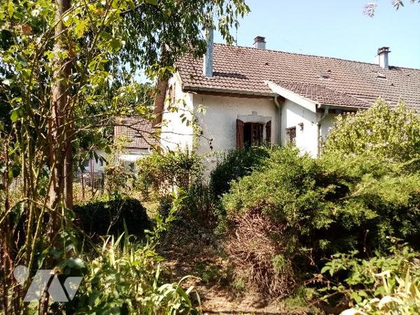 Maison mitoyenne d'un côté avec terrain attenant de 323m²
Etat à rénover