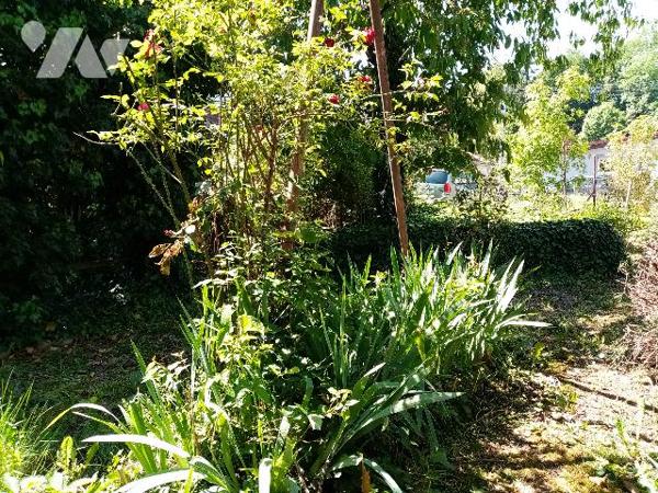 Maison mitoyenne d'un côté avec terrain attenant de 323m²
Etat à rénover