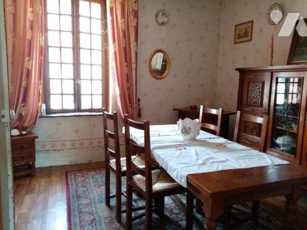 Maison mitoyenne d'un côté avec terrain attenant de 323m²
Etat à rénover