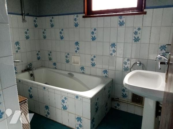 Maison mitoyenne d'un côté avec terrain attenant de 323m²
Etat à rénover