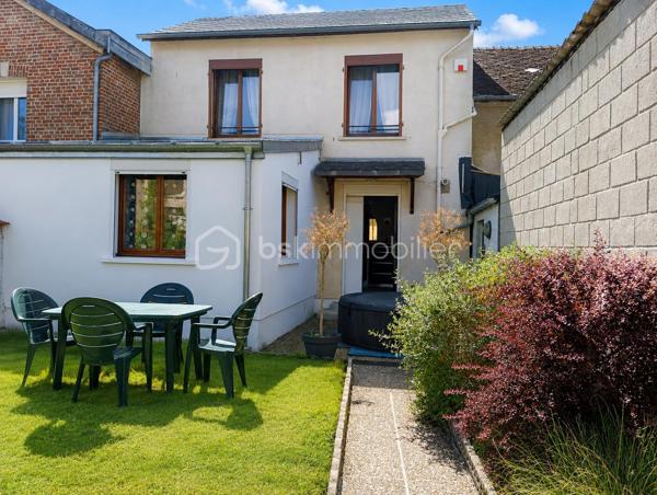 Votre conseillère Shana WURMSER vous propose à la vente cette maison d’environ 82m², située sur la commune de Château-Porcien, à proximité de l’école et des commerces.

La maison principale entièrement rénovée se compose, au rez-de-chaussée, d’une entrée, d’un WC, d’un placard, d’une salle à manger, d’un salon ainsi que d’une cuisine équipée avec accès direct au jardin.

À l’étage, vous trouverez deux chambres, un espace dressing pouvant devenir une 3ème chambre ainsi qu’une salle d’eau avec WC. Les combles, isolés, permettent également de bénéficier d’un espace de stockage supplémentaire.

La maison dispose d’un vide sanitaire et d’un espace buanderie.

Une seconde maison en torchis de 50m² environ, entièrement à rénover, vient compléter la propriété et offre de belles possibilités selon vos projets.

En face de la maison principale, cette parcelle de 407 m² offre un véritable espace complémentaire, à la fois pratique et polyvalent.
Elle dispose d’un garage d’environ 30 m² avec parking permettant de stationner plusieurs véhicules dans un espace sécurisé, un atout rare et particulièrement appréciable.
Le garage comprend également une pièce actuellement aménagée en bureau, idéale pour créer un espace de travail indépendant : profession libérale, télétravail ou activité professionnelle nécessitant un local séparé de l’habitation.
La parcelle permet enfin de profiter d’un espace extérieur à aménager selon vos envies.