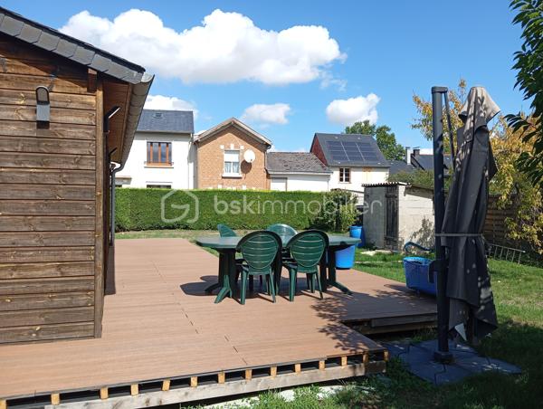 Votre conseillère Shana WURMSER vous propose à la vente cette maison d’environ 82m², située sur la commune de Château-Porcien, à proximité de l’école et des commerces.

La maison principale entièrement rénovée se compose, au rez-de-chaussée, d’une entrée, d’un WC, d’un placard, d’une salle à manger, d’un salon ainsi que d’une cuisine équipée avec accès direct au jardin.

À l’étage, vous trouverez deux chambres, un espace dressing pouvant devenir une 3ème chambre ainsi qu’une salle d’eau avec WC. Les combles, isolés, permettent également de bénéficier d’un espace de stockage supplémentaire.

La maison dispose d’un vide sanitaire et d’un espace buanderie.

Une seconde maison en torchis de 50m² environ, entièrement à rénover, vient compléter la propriété et offre de belles possibilités selon vos projets.

En face de la maison principale, cette parcelle de 407 m² offre un véritable espace complémentaire, à la fois pratique et polyvalent.
Elle dispose d’un garage d’environ 30 m² avec parking permettant de stationner plusieurs véhicules dans un espace sécurisé, un atout rare et particulièrement appréciable.
Le garage comprend également une pièce actuellement aménagée en bureau, idéale pour créer un espace de travail indépendant : profession libérale, télétravail ou activité professionnelle nécessitant un local séparé de l’habitation.
La parcelle permet enfin de profiter d’un espace extérieur à aménager selon vos envies.
