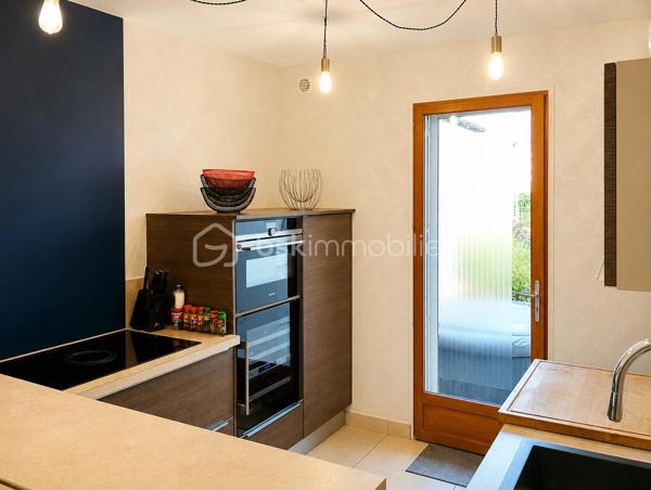 Votre conseillère Shana WURMSER vous propose à la vente cette maison d’environ 82m², située sur la commune de Château-Porcien, à proximité de l’école et des commerces.

La maison principale entièrement rénovée se compose, au rez-de-chaussée, d’une entrée, d’un WC, d’un placard, d’une salle à manger, d’un salon ainsi que d’une cuisine équipée avec accès direct au jardin.

À l’étage, vous trouverez deux chambres, un espace dressing pouvant devenir une 3ème chambre ainsi qu’une salle d’eau avec WC. Les combles, isolés, permettent également de bénéficier d’un espace de stockage supplémentaire.

La maison dispose d’un vide sanitaire et d’un espace buanderie.

Une seconde maison en torchis de 50m² environ, entièrement à rénover, vient compléter la propriété et offre de belles possibilités selon vos projets.

En face de la maison principale, cette parcelle de 407 m² offre un véritable espace complémentaire, à la fois pratique et polyvalent.
Elle dispose d’un garage d’environ 30 m² avec parking permettant de stationner plusieurs véhicules dans un espace sécurisé, un atout rare et particulièrement appréciable.
Le garage comprend également une pièce actuellement aménagée en bureau, idéale pour créer un espace de travail indépendant : profession libérale, télétravail ou activité professionnelle nécessitant un local séparé de l’habitation.
La parcelle permet enfin de profiter d’un espace extérieur à aménager selon vos envies.