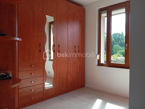 Votre conseillère Shana WURMSER vous propose à la vente cette maison d’environ 82m², située sur la commune de Château-Porcien, à proximité de l’école et des commerces.

La maison principale entièrement rénovée se compose, au rez-de-chaussée, d’une entrée, d’un WC, d’un placard, d’une salle à manger, d’un salon ainsi que d’une cuisine équipée avec accès direct au jardin.

À l’étage, vous trouverez deux chambres, un espace dressing pouvant devenir une 3ème chambre ainsi qu’une salle d’eau avec WC. Les combles, isolés, permettent également de bénéficier d’un espace de stockage supplémentaire.

La maison dispose d’un vide sanitaire et d’un espace buanderie.

Une seconde maison en torchis de 50m² environ, entièrement à rénover, vient compléter la propriété et offre de belles possibilités selon vos projets.

En face de la maison principale, cette parcelle de 407 m² offre un véritable espace complémentaire, à la fois pratique et polyvalent.
Elle dispose d’un garage d’environ 30 m² avec parking permettant de stationner plusieurs véhicules dans un espace sécurisé, un atout rare et particulièrement appréciable.
Le garage comprend également une pièce actuellement aménagée en bureau, idéale pour créer un espace de travail indépendant : profession libérale, télétravail ou activité professionnelle nécessitant un local séparé de l’habitation.
La parcelle permet enfin de profiter d’un espace extérieur à aménager selon vos envies.