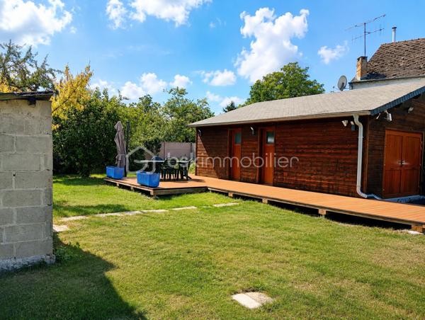 Votre conseillère Shana WURMSER vous propose à la vente cette maison d’environ 82m², située sur la commune de Château-Porcien, à proximité de l’école et des commerces.

La maison principale entièrement rénovée se compose, au rez-de-chaussée, d’une entrée, d’un WC, d’un placard, d’une salle à manger, d’un salon ainsi que d’une cuisine équipée avec accès direct au jardin.

À l’étage, vous trouverez deux chambres, un espace dressing pouvant devenir une 3ème chambre ainsi qu’une salle d’eau avec WC. Les combles, isolés, permettent également de bénéficier d’un espace de stockage supplémentaire.

La maison dispose d’un vide sanitaire et d’un espace buanderie.

Une seconde maison en torchis de 50m² environ, entièrement à rénover, vient compléter la propriété et offre de belles possibilités selon vos projets.

En face de la maison principale, cette parcelle de 407 m² offre un véritable espace complémentaire, à la fois pratique et polyvalent.
Elle dispose d’un garage d’environ 30 m² avec parking permettant de stationner plusieurs véhicules dans un espace sécurisé, un atout rare et particulièrement appréciable.
Le garage comprend également une pièce actuellement aménagée en bureau, idéale pour créer un espace de travail indépendant : profession libérale, télétravail ou activité professionnelle nécessitant un local séparé de l’habitation.
La parcelle permet enfin de profiter d’un espace extérieur à aménager selon vos envies.