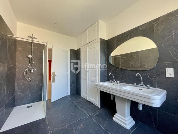 Sous compromis : Appartement de réception dans une maison de maître