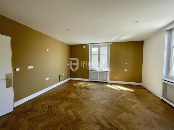 Sous compromis : Appartement de réception dans une maison de maître