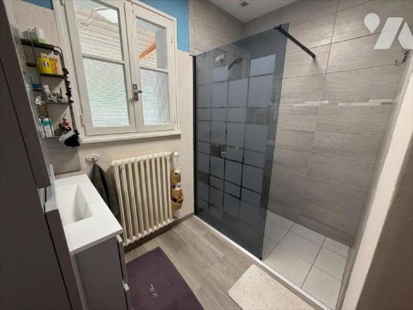 Propriété comprenant -Maison d'habitation rénovée comprenant au rez-de-chaussée : cuisine ,  sa...