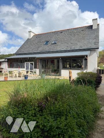 Propriété comprenant -Maison d'habitation rénovée comprenant au rez-de-chaussée : cuisine ,  sa...