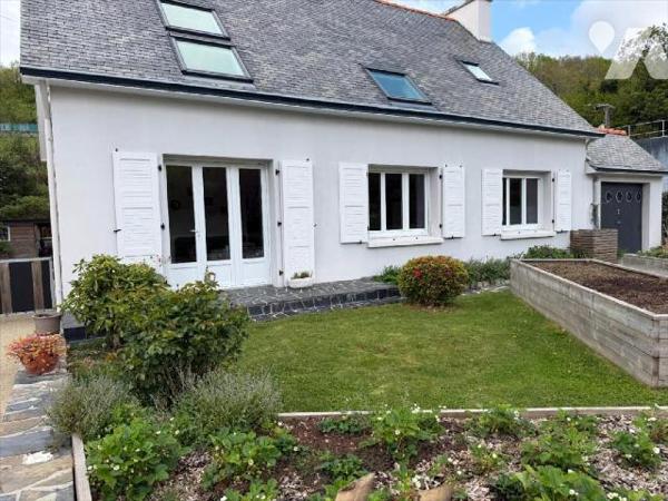 Propriété comprenant -Maison d'habitation rénovée comprenant au rez-de-chaussée : cuisine ,  sa...