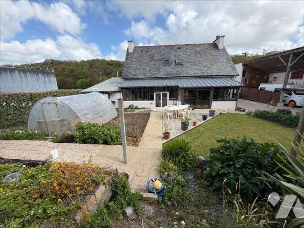 Propriété comprenant -Maison d'habitation rénovée comprenant au rez-de-chaussée : cuisine ,  sa...