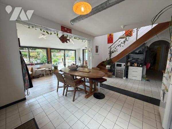 Propriété comprenant -Maison d'habitation rénovée comprenant au rez-de-chaussée : cuisine ,  sa...