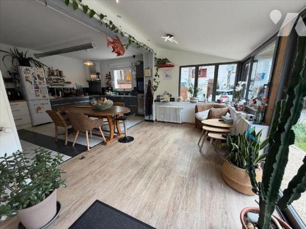 Propriété comprenant -Maison d'habitation rénovée comprenant au rez-de-chaussée : cuisine ,  sa...