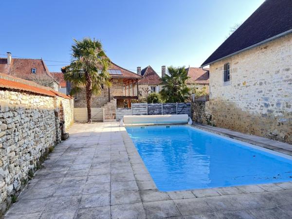 Enclos en Pierres: Maison + Gîte + Dependance Figeac