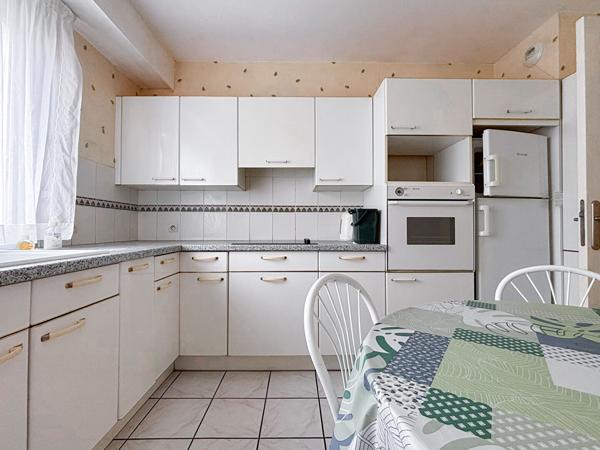 A vendre - Appartement T4 de 96 m² avec balcons, stationnement et cave dans résidence avec ascenseur "Angers Gare/ Lafayette"