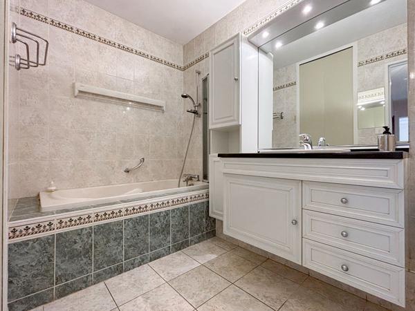 A vendre - Appartement T4 de 96 m² avec balcons, stationnement et cave dans résidence avec ascenseur "Angers Gare/ Lafayette"