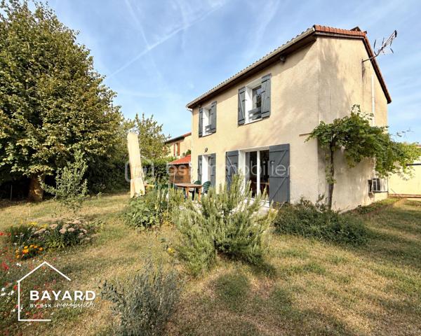 BAYARD IMMOBILIER vous propose de découvrir en exclusivité cette charmante maison à proximité  immédiate des commerces, transports et écoles, d'environ 90 m² édifiée sur une parcelle piscinable de 471 m², située au fond d'une impasse.

Le bien se compose d'une entrée avec placard, d’une pièce de vie climatisée, traversante (est-ouest) et lumineuse d'environ 30 m² avec poêle à granules, d'une cuisine indépendante (possibilité d’ouvrir) équipée et aménagée, d’une buanderie et des toilettes.

A l'étage, vous profiterez de trois chambres avec placards (12,31 m², 12,40 m², et 11,15 m²) , d’une salle de bains et des toilettes.

Un garage de plus de 15 m² avec porte motorisée et plusieurs places de stationnement viennent compléter ce bien.
 
Les + : l’environnement, le calme, l’absence de vis-à-vis, l’exposition, le bon entretien du bien, l’extension possible, le DPE en C, les huisseries neuves…

A découvrir sans tarder !