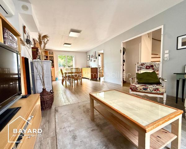 BAYARD IMMOBILIER vous propose de découvrir en exclusivité cette charmante maison à proximité  immédiate des commerces, transports et écoles, d'environ 90 m² édifiée sur une parcelle piscinable de 471 m², située au fond d'une impasse.

Le bien se compose d'une entrée avec placard, d’une pièce de vie climatisée, traversante (est-ouest) et lumineuse d'environ 30 m² avec poêle à granules, d'une cuisine indépendante (possibilité d’ouvrir) équipée et aménagée, d’une buanderie et des toilettes.

A l'étage, vous profiterez de trois chambres avec placards (12,31 m², 12,40 m², et 11,15 m²) , d’une salle de bains et des toilettes.

Un garage de plus de 15 m² avec porte motorisée et plusieurs places de stationnement viennent compléter ce bien.
 
Les + : l’environnement, le calme, l’absence de vis-à-vis, l’exposition, le bon entretien du bien, l’extension possible, le DPE en C, les huisseries neuves…

A découvrir sans tarder !