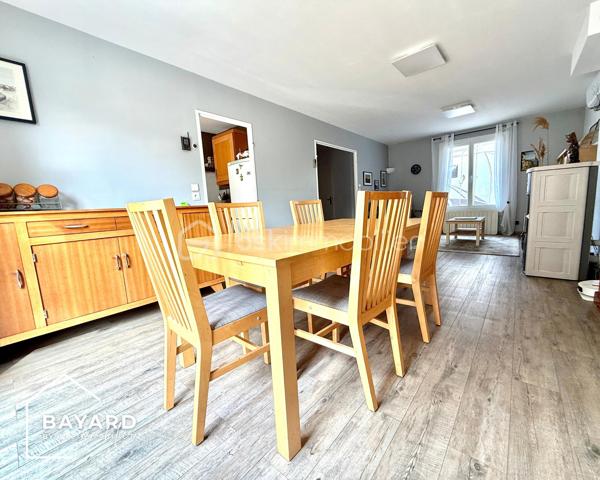 BAYARD IMMOBILIER vous propose de découvrir en exclusivité cette charmante maison à proximité  immédiate des commerces, transports et écoles, d'environ 90 m² édifiée sur une parcelle piscinable de 471 m², située au fond d'une impasse.

Le bien se compose d'une entrée avec placard, d’une pièce de vie climatisée, traversante (est-ouest) et lumineuse d'environ 30 m² avec poêle à granules, d'une cuisine indépendante (possibilité d’ouvrir) équipée et aménagée, d’une buanderie et des toilettes.

A l'étage, vous profiterez de trois chambres avec placards (12,31 m², 12,40 m², et 11,15 m²) , d’une salle de bains et des toilettes.

Un garage de plus de 15 m² avec porte motorisée et plusieurs places de stationnement viennent compléter ce bien.
 
Les + : l’environnement, le calme, l’absence de vis-à-vis, l’exposition, le bon entretien du bien, l’extension possible, le DPE en C, les huisseries neuves…

A découvrir sans tarder !