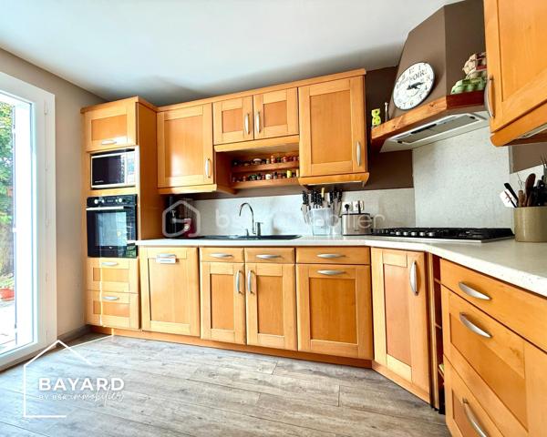 BAYARD IMMOBILIER vous propose de découvrir en exclusivité cette charmante maison à proximité  immédiate des commerces, transports et écoles, d'environ 90 m² édifiée sur une parcelle piscinable de 471 m², située au fond d'une impasse.

Le bien se compose d'une entrée avec placard, d’une pièce de vie climatisée, traversante (est-ouest) et lumineuse d'environ 30 m² avec poêle à granules, d'une cuisine indépendante (possibilité d’ouvrir) équipée et aménagée, d’une buanderie et des toilettes.

A l'étage, vous profiterez de trois chambres avec placards (12,31 m², 12,40 m², et 11,15 m²) , d’une salle de bains et des toilettes.

Un garage de plus de 15 m² avec porte motorisée et plusieurs places de stationnement viennent compléter ce bien.
 
Les + : l’environnement, le calme, l’absence de vis-à-vis, l’exposition, le bon entretien du bien, l’extension possible, le DPE en C, les huisseries neuves…

A découvrir sans tarder !