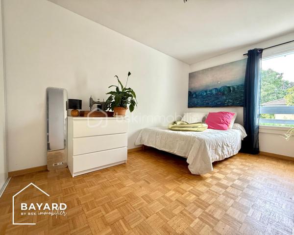 BAYARD IMMOBILIER vous propose de découvrir en exclusivité cette charmante maison à proximité  immédiate des commerces, transports et écoles, d'environ 90 m² édifiée sur une parcelle piscinable de 471 m², située au fond d'une impasse.

Le bien se compose d'une entrée avec placard, d’une pièce de vie climatisée, traversante (est-ouest) et lumineuse d'environ 30 m² avec poêle à granules, d'une cuisine indépendante (possibilité d’ouvrir) équipée et aménagée, d’une buanderie et des toilettes.

A l'étage, vous profiterez de trois chambres avec placards (12,31 m², 12,40 m², et 11,15 m²) , d’une salle de bains et des toilettes.

Un garage de plus de 15 m² avec porte motorisée et plusieurs places de stationnement viennent compléter ce bien.
 
Les + : l’environnement, le calme, l’absence de vis-à-vis, l’exposition, le bon entretien du bien, l’extension possible, le DPE en C, les huisseries neuves…

A découvrir sans tarder !