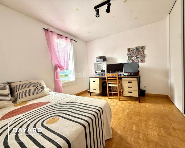 BAYARD IMMOBILIER vous propose de découvrir en exclusivité cette charmante maison à proximité  immédiate des commerces, transports et écoles, d'environ 90 m² édifiée sur une parcelle piscinable de 471 m², située au fond d'une impasse.

Le bien se compose d'une entrée avec placard, d’une pièce de vie climatisée, traversante (est-ouest) et lumineuse d'environ 30 m² avec poêle à granules, d'une cuisine indépendante (possibilité d’ouvrir) équipée et aménagée, d’une buanderie et des toilettes.

A l'étage, vous profiterez de trois chambres avec placards (12,31 m², 12,40 m², et 11,15 m²) , d’une salle de bains et des toilettes.

Un garage de plus de 15 m² avec porte motorisée et plusieurs places de stationnement viennent compléter ce bien.
 
Les + : l’environnement, le calme, l’absence de vis-à-vis, l’exposition, le bon entretien du bien, l’extension possible, le DPE en C, les huisseries neuves…

A découvrir sans tarder !