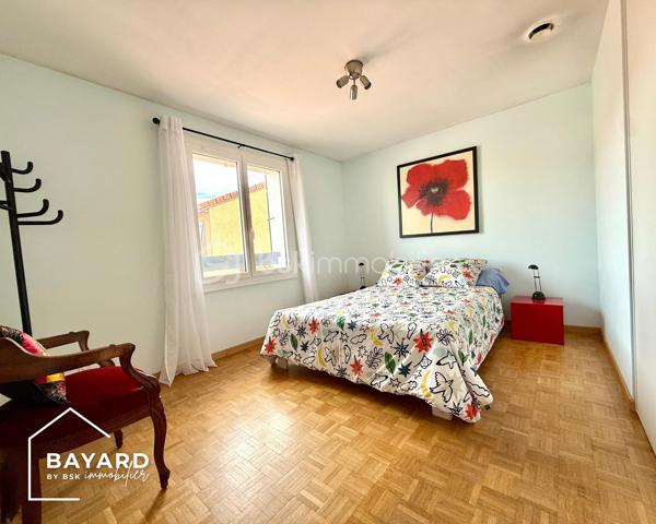 BAYARD IMMOBILIER vous propose de découvrir en exclusivité cette charmante maison à proximité  immédiate des commerces, transports et écoles, d'environ 90 m² édifiée sur une parcelle piscinable de 471 m², située au fond d'une impasse.

Le bien se compose d'une entrée avec placard, d’une pièce de vie climatisée, traversante (est-ouest) et lumineuse d'environ 30 m² avec poêle à granules, d'une cuisine indépendante (possibilité d’ouvrir) équipée et aménagée, d’une buanderie et des toilettes.

A l'étage, vous profiterez de trois chambres avec placards (12,31 m², 12,40 m², et 11,15 m²) , d’une salle de bains et des toilettes.

Un garage de plus de 15 m² avec porte motorisée et plusieurs places de stationnement viennent compléter ce bien.
 
Les + : l’environnement, le calme, l’absence de vis-à-vis, l’exposition, le bon entretien du bien, l’extension possible, le DPE en C, les huisseries neuves…

A découvrir sans tarder !