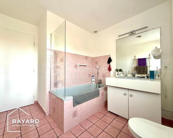 BAYARD IMMOBILIER vous propose de découvrir en exclusivité cette charmante maison à proximité  immédiate des commerces, transports et écoles, d'environ 90 m² édifiée sur une parcelle piscinable de 471 m², située au fond d'une impasse.

Le bien se compose d'une entrée avec placard, d’une pièce de vie climatisée, traversante (est-ouest) et lumineuse d'environ 30 m² avec poêle à granules, d'une cuisine indépendante (possibilité d’ouvrir) équipée et aménagée, d’une buanderie et des toilettes.

A l'étage, vous profiterez de trois chambres avec placards (12,31 m², 12,40 m², et 11,15 m²) , d’une salle de bains et des toilettes.

Un garage de plus de 15 m² avec porte motorisée et plusieurs places de stationnement viennent compléter ce bien.
 
Les + : l’environnement, le calme, l’absence de vis-à-vis, l’exposition, le bon entretien du bien, l’extension possible, le DPE en C, les huisseries neuves…

A découvrir sans tarder !