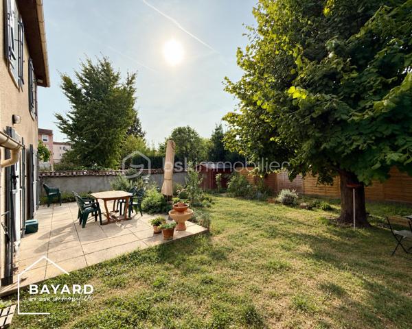 BAYARD IMMOBILIER vous propose de découvrir en exclusivité cette charmante maison à proximité  immédiate des commerces, transports et écoles, d'environ 90 m² édifiée sur une parcelle piscinable de 471 m², située au fond d'une impasse.

Le bien se compose d'une entrée avec placard, d’une pièce de vie climatisée, traversante (est-ouest) et lumineuse d'environ 30 m² avec poêle à granules, d'une cuisine indépendante (possibilité d’ouvrir) équipée et aménagée, d’une buanderie et des toilettes.

A l'étage, vous profiterez de trois chambres avec placards (12,31 m², 12,40 m², et 11,15 m²) , d’une salle de bains et des toilettes.

Un garage de plus de 15 m² avec porte motorisée et plusieurs places de stationnement viennent compléter ce bien.
 
Les + : l’environnement, le calme, l’absence de vis-à-vis, l’exposition, le bon entretien du bien, l’extension possible, le DPE en C, les huisseries neuves…

A découvrir sans tarder !
