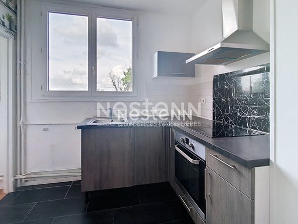 Appartement rénové Dreux T3 avec stationnement couvert et cave, secteur gare, 2 chambres, accessible PMR, résidence sécurisée