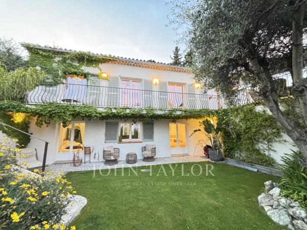 Villa rénovée avec vue panoramique sur l'arrière pays jusqu'à la mer
