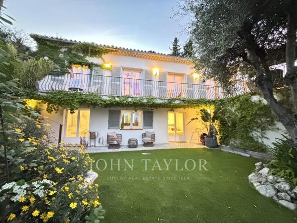 Villa rénovée avec vue panoramique sur l'arrière pays jusqu'à la mer