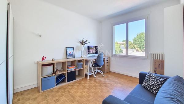 Nantes Hippodrome - Chauvinière : A vendre ! Maison entièrement rénovée, 4 chambres, pièce de vie lumineuse, sdb + sde, parcelle arborée, garage. Proche toutes commodités.
