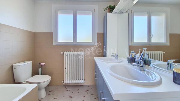 Nantes Hippodrome - Chauvinière : A vendre ! Maison entièrement rénovée, 4 chambres, pièce de vie lumineuse, sdb + sde, parcelle arborée, garage. Proche toutes commodités.
