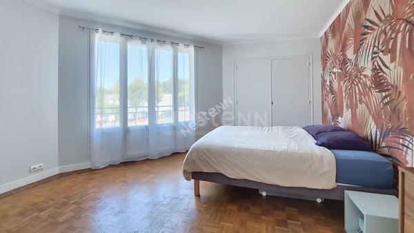 Nantes Hippodrome - Chauvinière : A vendre ! Maison entièrement rénovée, 4 chambres, pièce de vie lumineuse, sdb + sde, parcelle arborée, garage. Proche toutes commodités.