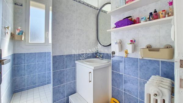 Nantes Hippodrome - Chauvinière : A vendre ! Maison entièrement rénovée, 4 chambres, pièce de vie lumineuse, sdb + sde, parcelle arborée, garage. Proche toutes commodités.