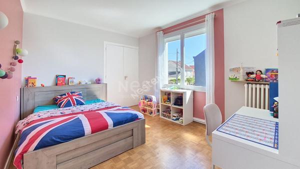 Nantes Hippodrome - Chauvinière : A vendre ! Maison entièrement rénovée, 4 chambres, pièce de vie lumineuse, sdb + sde, parcelle arborée, garage. Proche toutes commodités.