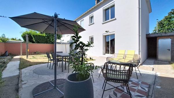Nantes Hippodrome - Chauvinière : A vendre ! Maison entièrement rénovée, 4 chambres, pièce de vie lumineuse, sdb + sde, parcelle arborée, garage. Proche toutes commodités.