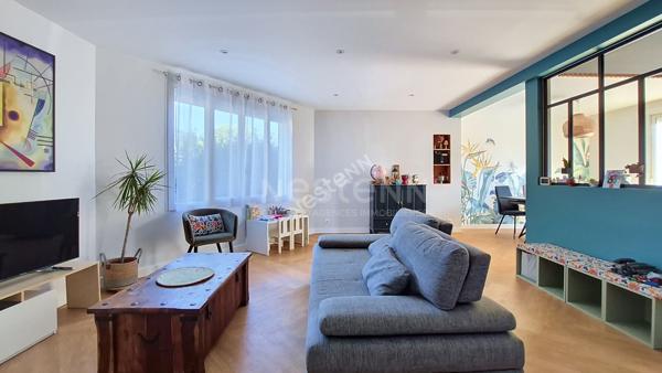 Nantes Hippodrome - Chauvinière : A vendre ! Maison entièrement rénovée, 4 chambres, pièce de vie lumineuse, sdb + sde, parcelle arborée, garage. Proche toutes commodités.