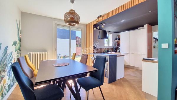 Nantes Hippodrome - Chauvinière : A vendre ! Maison entièrement rénovée, 4 chambres, pièce de vie lumineuse, sdb + sde, parcelle arborée, garage. Proche toutes commodités.
