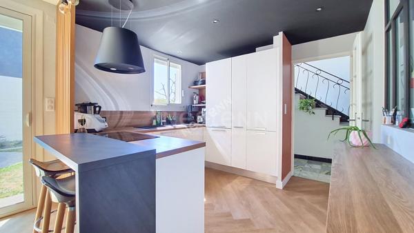 Nantes Hippodrome - Chauvinière : A vendre ! Maison entièrement rénovée, 4 chambres, pièce de vie lumineuse, sdb + sde, parcelle arborée, garage. Proche toutes commodités.