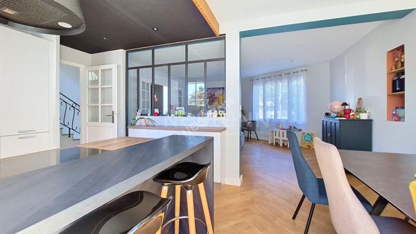 Nantes Hippodrome - Chauvinière : A vendre ! Maison entièrement rénovée, 4 chambres, pièce de vie lumineuse, sdb + sde, parcelle arborée, garage. Proche toutes commodités.