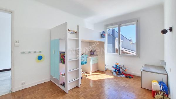 Nantes Hippodrome - Chauvinière : A vendre ! Maison entièrement rénovée, 4 chambres, pièce de vie lumineuse, sdb + sde, parcelle arborée, garage. Proche toutes commodités.