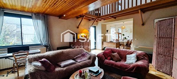 Maison de ville en pierre, 142 m², 5 piéces avec jardin, garage et cave.