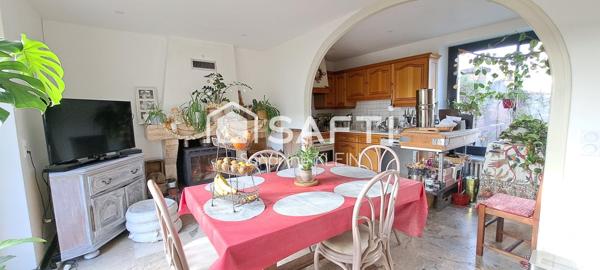 Maison de ville en pierre, 142 m², 5 piéces avec jardin, garage et cave.