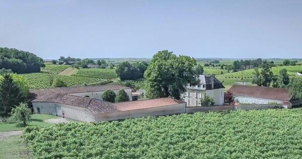 Propriete à vendre 18 pièces proche de COGNAC. Terrain de 3,2ha