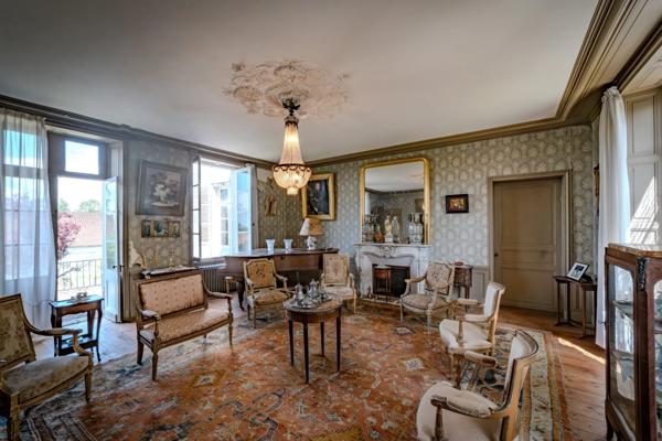 Propriete à vendre 18 pièces proche de COGNAC. Terrain de 3,2ha